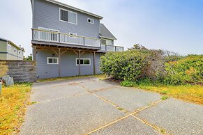 Deck + Walk to Beach: Southern Oregon Coast Home!