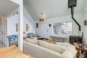 Deck + Walk to Beach: Southern Oregon Coast Home!