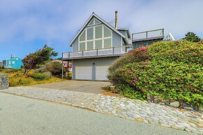 Deck + Walk to Beach: Southern Oregon Coast Home!