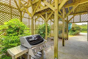 Deck + Walk to Beach: Southern Oregon Coast Home!