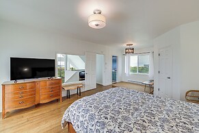 Deck + Walk to Beach: Southern Oregon Coast Home!