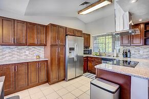7 Mi to Dtwn Chandler: Pet-friendly Condo w/ Pool
