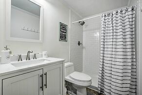 Walk to Dtwn & Breweries: Townhome in Cary!