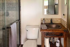 Eureka Springs Area Cabin w/ Deck + 7 Acres!