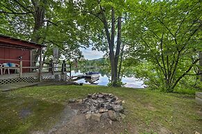 Riverfront Escape w/ Dock: 19 Mi to Saratoga!