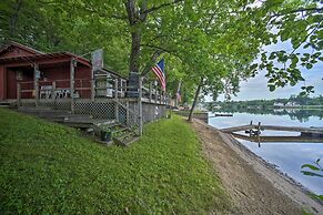 Riverfront Escape w/ Dock: 19 Mi to Saratoga!