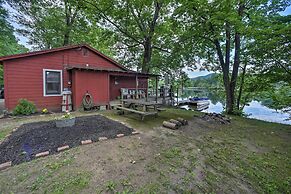 Riverfront Escape w/ Dock: 19 Mi to Saratoga!