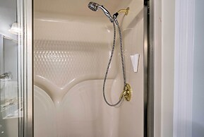 Luxe Lake Chickamauga Retreat w/ Boat Dock!