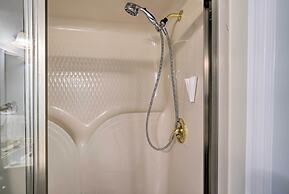 Luxe Lake Chickamauga Retreat w/ Boat Dock!