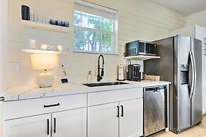 Modern & Chic Gulfport Escape: Walk to Beach!
