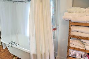 Dainty New Preston Cottage w/ Dock & Lake Views!