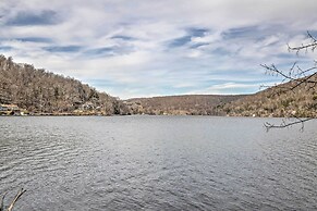 Dainty New Preston Cottage w/ Dock & Lake Views!