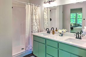 Deck & Resort Amenities: Hot Springs Home!