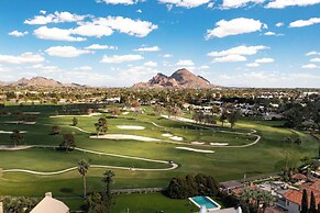 Sleek Phoenix Condo: Walk to Biltmore Fashion Park