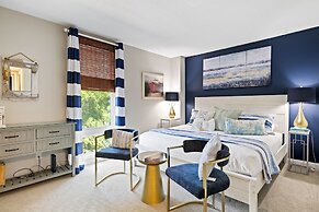 Relax By Pool: Harbour Town Resort Condo