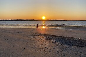 Relax By Pool: Harbour Town Resort Condo