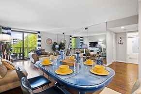 Relax By Pool: Harbour Town Resort Condo