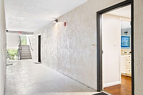 Relax By Pool: Harbour Town Resort Condo