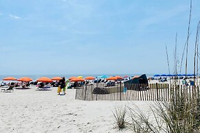 Relax By Pool: Harbour Town Resort Condo