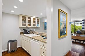 Relax By Pool: Harbour Town Resort Condo