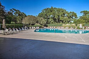 Relax By Pool: Harbour Town Resort Condo