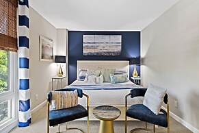 Relax By Pool: Harbour Town Resort Condo