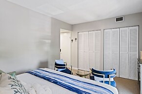 Relax By Pool: Harbour Town Resort Condo