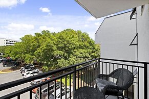 Relax By Pool: Harbour Town Resort Condo