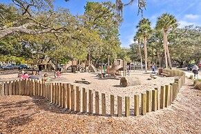 Relax By Pool: Harbour Town Resort Condo