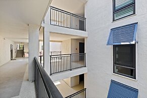 Relax By Pool: Harbour Town Resort Condo