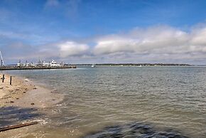 Relax By Pool: Harbour Town Resort Condo