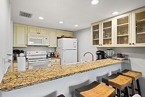 Relax By Pool: Harbour Town Resort Condo