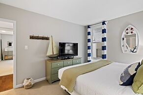 Relax By Pool: Harbour Town Resort Condo