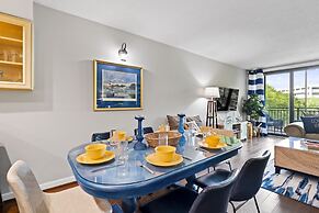 Relax By Pool: Harbour Town Resort Condo