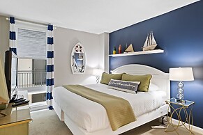 Relax By Pool: Harbour Town Resort Condo