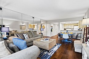 Relax By Pool: Harbour Town Resort Condo