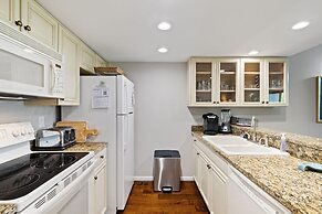 Relax By Pool: Harbour Town Resort Condo