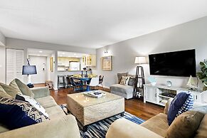 Relax By Pool: Harbour Town Resort Condo