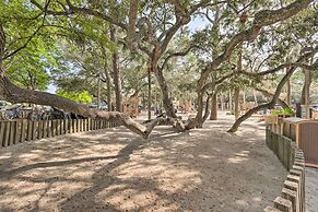 Relax By Pool: Harbour Town Resort Condo