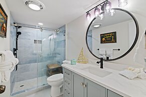 Relax By Pool: Harbour Town Resort Condo