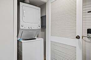 Relax By Pool: Harbour Town Resort Condo