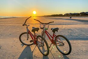 Relax By Pool: Harbour Town Resort Condo