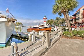 Relax By Pool: Harbour Town Resort Condo