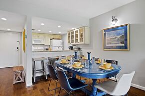 Relax By Pool: Harbour Town Resort Condo