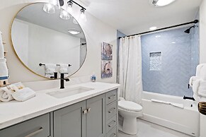 Relax By Pool: Harbour Town Resort Condo