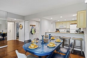 Relax By Pool: Harbour Town Resort Condo