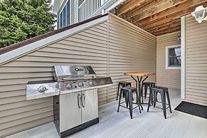 Bright Manistee Condo w/ Beach + Pool Access!