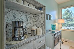 Bright Manistee Condo w/ Beach + Pool Access!