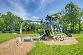 Getaway w/ Lake Views Near Wintergreen Resort!