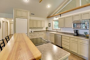 'bullfrog Bluff' Mountain View Cabin w/ Deck!